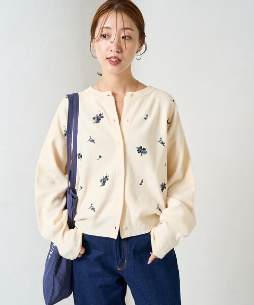 FREAK'S STORE(フリークスストア)の「限定展開 フラワー 刺繍 クルーネック ニット カーディガン(カーディガン/ボレロ・レディース・チャコールグレー/ナチュラル/ブラック/ブラウン・フリ-)」の21枚目の写真