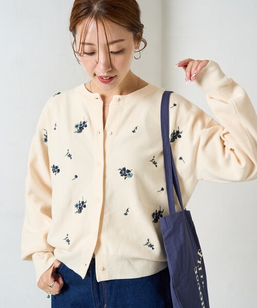 FREAK'S STORE(フリークスストア)の「限定展開 フラワー 刺繍 クルーネック ニット カーディガン(カーディガン/ボレロ・レディース・チャコールグレー/ナチュラル/ブラック/ブラウン・フリ-)」の22枚目の写真