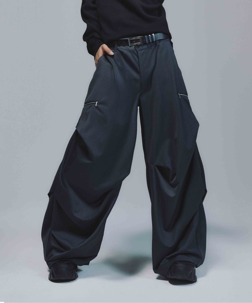 welise（ウェライズ）の「welise×犬飼京 -ephemeral- グレイスフルヘビーTR 3Dタックワイドフレアスラックス（スラックス・メンズ・グレー/チャコールグレー/ブラック・S/M/L）」の2枚目の写真