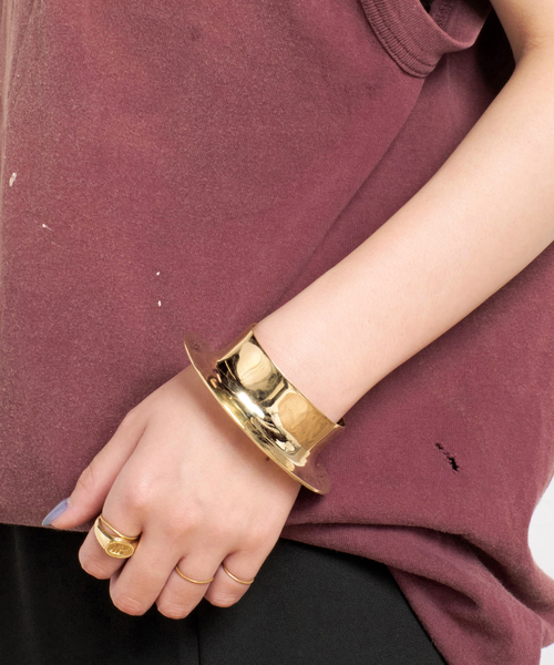AP STUDIO(エーピーストゥディオ)の「【ARIANA BOUSSARD REIFEL】Despina Cuff(ブレスレット・レディース・ゴールド・FREE)」の2枚目の写真