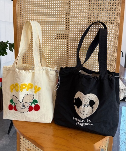 gossip!ロサンゼルス(ゴシップロサンゼルス)の「Y2K ハート刺繍ブラックトートバッグ トートバッグ プールバッグ 水着OK(ショルダーバッグ・レディース・レッド/イエロー/ブラック/オフホワイト/グレー・FREE)」の20枚目の写真