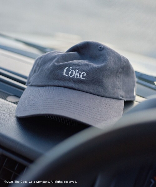 SALON adam et rope'（サロン アダム エ ロペ）の「Coca-Colaエンブロイダリーキャップ（キャップ・レディース・チャコールグレー/ベージュ・FREE）」の2枚目の写真