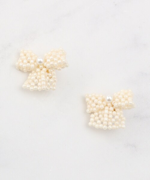 couture brooch（クチュールブローチ）の「パール調リボンモチーフピアス（ピアス（両耳用）・レディース・ゴールド・00）」の3枚目の写真