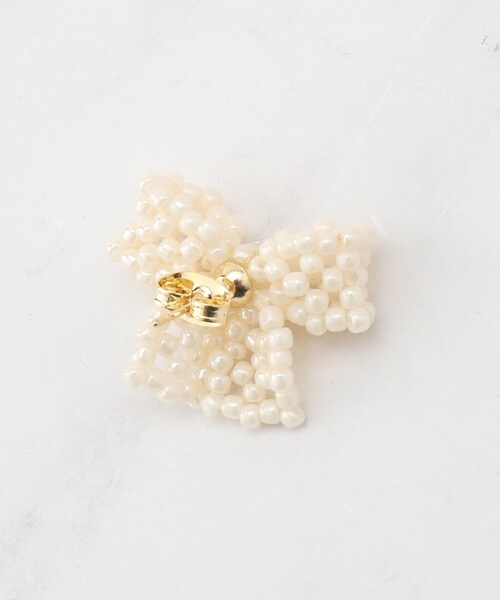 couture brooch（クチュールブローチ）の「パール調リボンモチーフピアス（ピアス（両耳用）・レディース・ゴールド・00）」の5枚目の写真