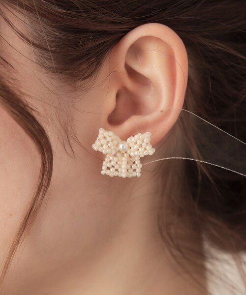 couture brooch（クチュールブローチ）の「パール調リボンモチーフピアス（ピアス（両耳用）・レディース・ゴールド・00）」の6枚目の写真