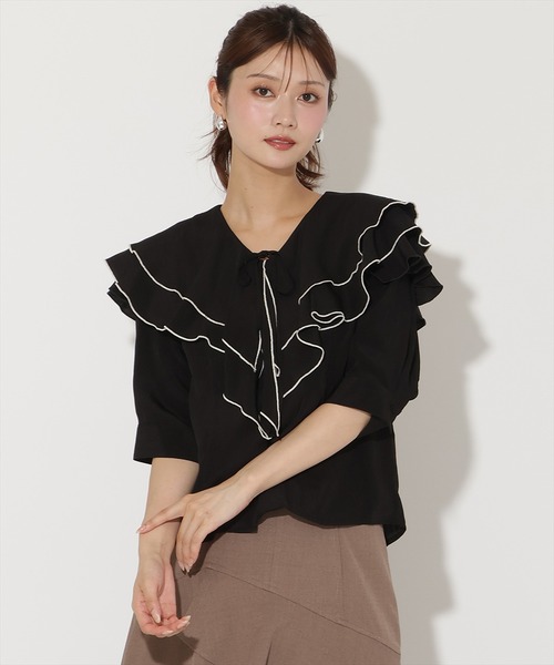 AND COUTURE（アンドクチュール）の「ラッフルハーフスリーブブラウス（シャツ/ブラウス・レディース・ブラック/アイボリー/ダークブルー・FREE）」の2枚目の写真