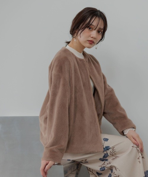 Andemiu（アンデミュウ）の「ノーカラーFファーブルゾン498686（ブルゾン・レディース・グレー/ブラウン/グレイッシュベージュ・FREE）」の3枚目の写真