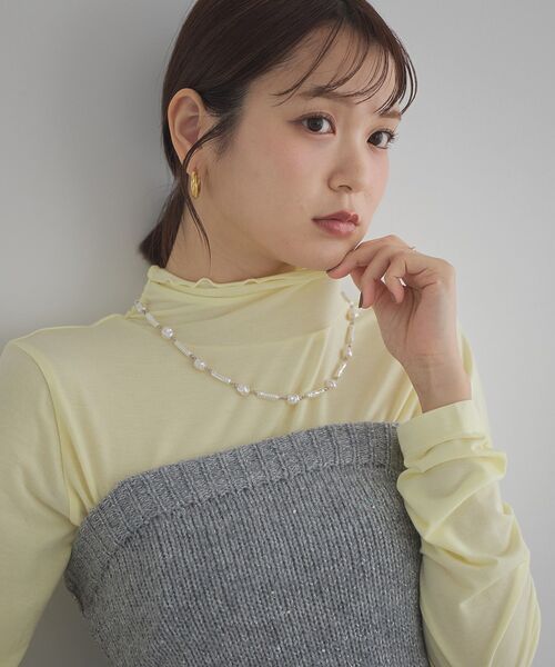 earth music&ecology（アースミュージックアンドエコロジー）の「【吸湿発熱】あったかフェミニンインナー（シアーハイネック）（Tシャツ/カットソー・レディース・オフホワイト/ライトイエロー/ブラック/ブラウン系その他4/ピンク/ライトグリーン/ドット・S/M）」の5枚目の写真