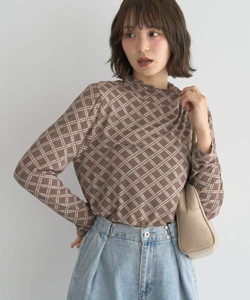 earth music&ecology（アースミュージックアンドエコロジー）の「【吸湿発熱】あったかフェミニンインナー（シアーハイネック）（Tシャツ/カットソー・レディース・オフホワイト/ライトイエロー/ブラック/ブラウン系その他4/ピンク/ライトグリーン/ドット・S/M）」の3枚目の写真