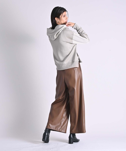 RAW FUDGE(ローファッジ)の「グロッシー裏毛パーカー(パーカー・レディース・ベージュ/ブラック/グレー・M)」の16枚目の写真
