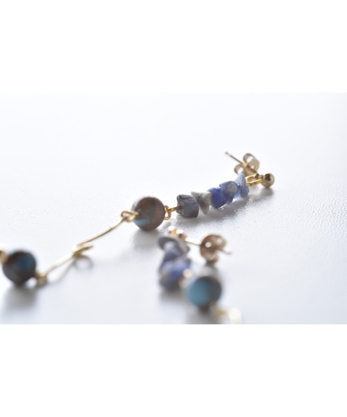 tone（トーン）の「【Astyle】ターコイズ×ソーダライトピアス(MA)（ピアス（両耳用）・レディース・ゴールド・FREE）」の4枚目の写真