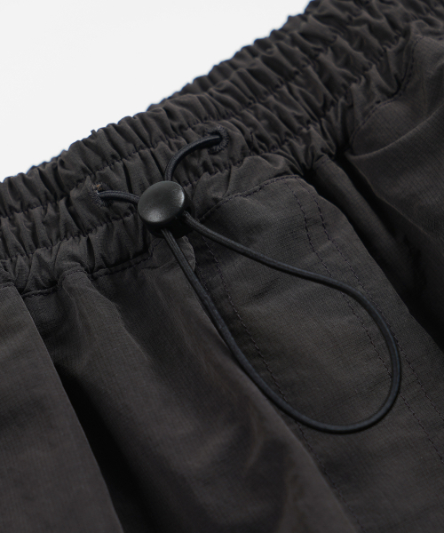 FRIZMWORKS(フリズムワークス)の「NYLON UTILITY POCKET SHORTS _ CHARCOAL(その他パンツ・メンズ・その他・LARGE/X-LARGE/SMALL/MEDIUM)」の3枚目の写真