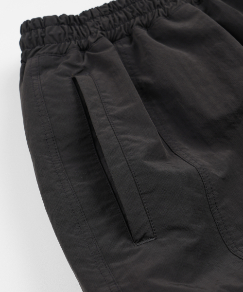 FRIZMWORKS(フリズムワークス)の「NYLON UTILITY POCKET SHORTS _ CHARCOAL(その他パンツ・メンズ・その他・LARGE/X-LARGE/SMALL/MEDIUM)」の4枚目の写真