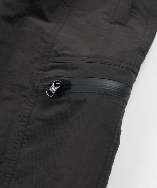 FRIZMWORKS(フリズムワークス)の「NYLON UTILITY POCKET SHORTS _ CHARCOAL(その他パンツ・メンズ・その他・LARGE/X-LARGE/SMALL/MEDIUM)」の5枚目の写真
