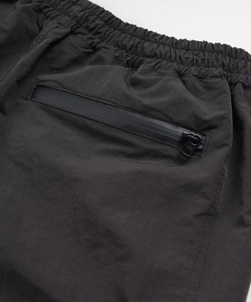 FRIZMWORKS(フリズムワークス)の「NYLON UTILITY POCKET SHORTS _ CHARCOAL(その他パンツ・メンズ・その他・LARGE/X-LARGE/SMALL/MEDIUM)」の6枚目の写真