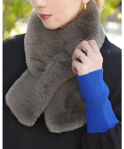 reca(レカ)の「差し込みフェイクファーマフラー(マフラー・レディース・チャコール/ベージュ/ブラウン・ONE SIZE)」の2枚目の写真