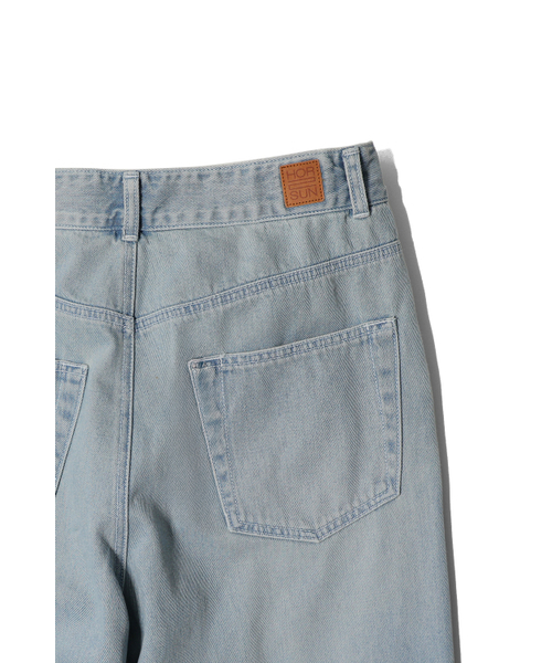 HORLISUN（ホーリーサン）の「Corrigin One Tuck Denim Pants Light Blue（デニムパンツ・レディース・その他・SMALL/MEDIUM/LARGE）」の4枚目の写真