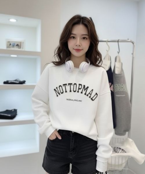I.O.E(アイオイ)の「韓国スタイルカレッジロゴスウェット(スウェット・レディース・ネイビー/ダークグレー/グレー/ホワイト/ブラック/ワイン・FREE)」の22枚目の写真