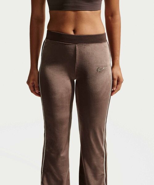 NIKE(ナイキ)の「《セットアップ対応商品》ナイキ スポーツウェア ウィメンズ ベロア パンツ / Nike Sportswear Women's Velour Pants IQ0679-237 Baroque Brown(その他パンツ・レディース・ブラウン系その他・XS/S/M/L/XL)」の2枚目の写真