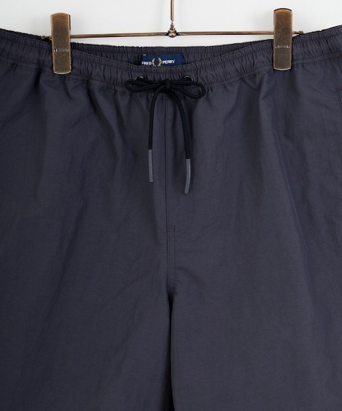 FRED PERRY（フレッドペリー）の「【WEB先行予約】[FRED PERRY/フレッドペリー] 別注 ツインティップライン ワンポイントロゴ刺繍 スイムショートパンツ（その他パンツ・レディース・ネイビー/グリーン/ブラック/グレー・XS/L/M/S）」の17枚目の写真