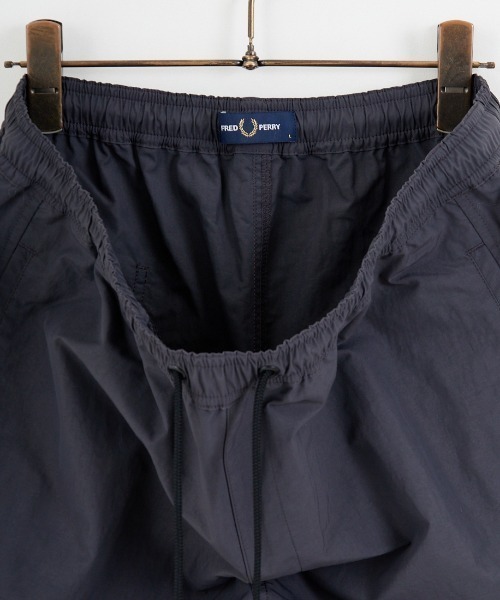 FRED PERRY（フレッドペリー）の「【WEB先行予約】[FRED PERRY/フレッドペリー] 別注 ツインティップライン ワンポイントロゴ刺繍 スイムショートパンツ（その他パンツ・レディース・ネイビー/グリーン/ブラック/グレー・XS/L/M/S）」の18枚目の写真