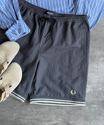FRED PERRY（フレッドペリー）の「[FRED PERRY フレッドペリー] 別注 ツインティップライン ワンポイントロゴ刺繍 スイムショートパンツ（その他パンツ）」
