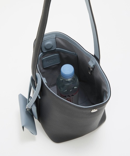 Breath TOPKAPI（ブレストプカピ）の「【Breath TOPKAPI】DUAL デュアル シュリンクレザー バイカラー 2way ワンハンドル ショルダーバッグ チャーム付き（ショルダーバッグ・レディース・グレイッシュブルー/ブラック/グレイッシュベージュ/ホワイト・FREE）」の11枚目の写真