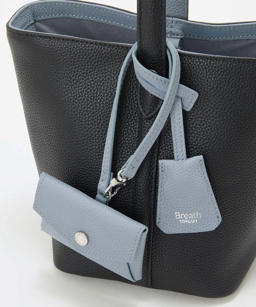 Breath TOPKAPI（ブレストプカピ）の「【Breath TOPKAPI】DUAL デュアル シュリンクレザー バイカラー 2way ワンハンドル ショルダーバッグ チャーム付き（ショルダーバッグ・レディース・グレイッシュブルー/ブラック/グレイッシュベージュ/ホワイト・FREE）」の18枚目の写真