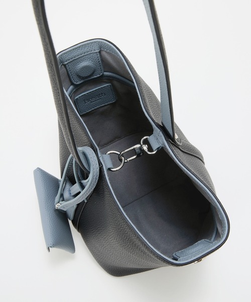Breath TOPKAPI（ブレストプカピ）の「【Breath TOPKAPI】DUAL デュアル シュリンクレザー バイカラー 2way ワンハンドル ショルダーバッグ チャーム付き（ショルダーバッグ・レディース・グレイッシュブルー/ブラック/グレイッシュベージュ/ホワイト・FREE）」の10枚目の写真