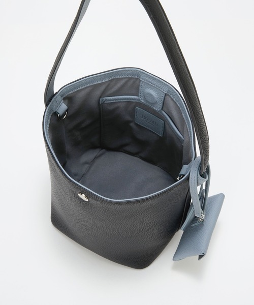 Breath TOPKAPI（ブレストプカピ）の「【Breath TOPKAPI】DUAL デュアル シュリンクレザー バイカラー 2way ワンハンドル ショルダーバッグ チャーム付き（ショルダーバッグ・レディース・グレイッシュブルー/ブラック/グレイッシュベージュ/ホワイト・FREE）」の12枚目の写真