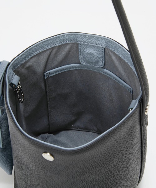 Breath TOPKAPI（ブレストプカピ）の「【Breath TOPKAPI】DUAL デュアル シュリンクレザー バイカラー 2way ワンハンドル ショルダーバッグ チャーム付き（ショルダーバッグ・レディース・グレイッシュブルー/ブラック/グレイッシュベージュ/ホワイト・FREE）」の13枚目の写真