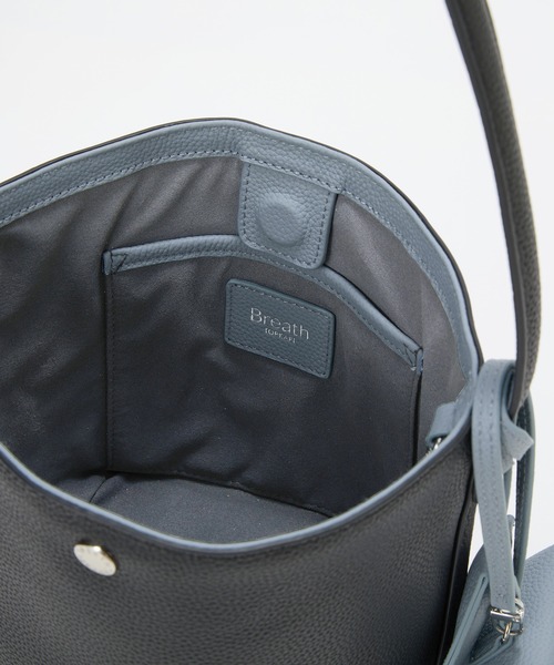 Breath TOPKAPI（ブレストプカピ）の「【Breath TOPKAPI】DUAL デュアル シュリンクレザー バイカラー 2way ワンハンドル ショルダーバッグ チャーム付き（ショルダーバッグ・レディース・グレイッシュブルー/ブラック/グレイッシュベージュ/ホワイト・FREE）」の14枚目の写真