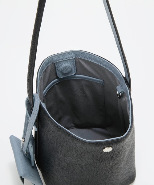 Breath TOPKAPI（ブレストプカピ）の「【Breath TOPKAPI】DUAL デュアル シュリンクレザー バイカラー 2way ワンハンドル ショルダーバッグ チャーム付き（ショルダーバッグ・レディース・グレイッシュブルー/ブラック/グレイッシュベージュ/ホワイト・FREE）」の8枚目の写真