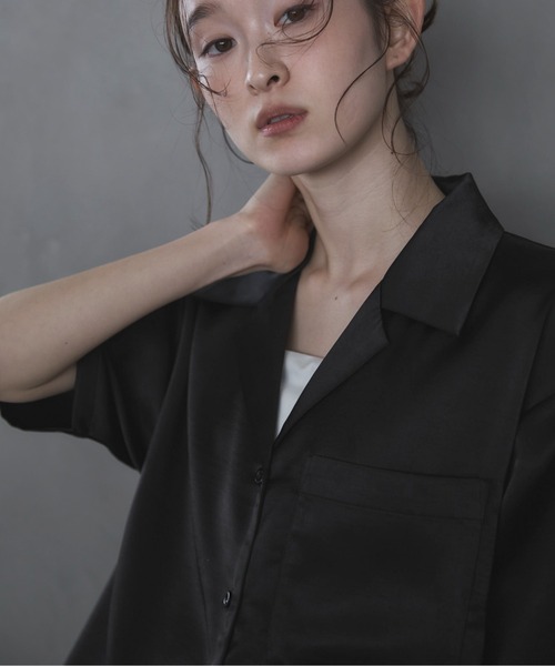 feepur(フェピュール)の「オープンカラーハーフスリーブサテンシャツ(シャツ/ブラウス・レディース・ブラック/アイボリー・MEDIUM)」の1枚目の写真