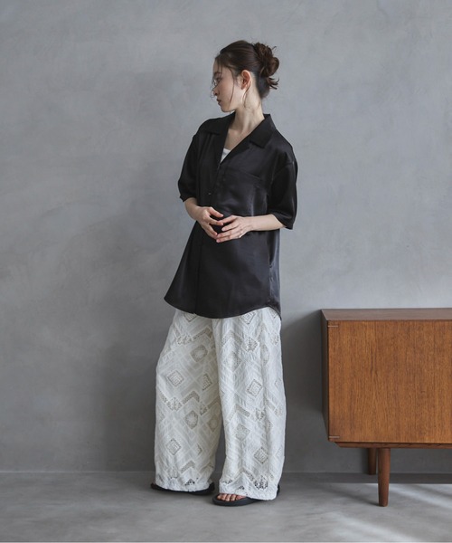 feepur(フェピュール)の「オープンカラーハーフスリーブサテンシャツ(シャツ/ブラウス・レディース・ブラック/アイボリー・MEDIUM)」の3枚目の写真