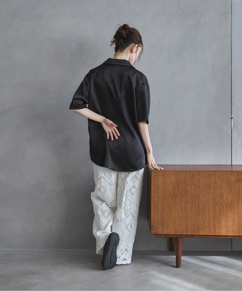 feepur(フェピュール)の「オープンカラーハーフスリーブサテンシャツ(シャツ/ブラウス・レディース・ブラック/アイボリー・MEDIUM)」の4枚目の写真