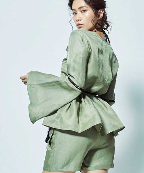 mikomori(ミコモリ)の「FLARE SLEEVE SET-UP(Tシャツ/カットソー・レディース・カーキ・FREE)」の2枚目の写真