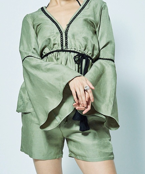 mikomori(ミコモリ)の「FLARE SLEEVE SET-UP(Tシャツ/カットソー・レディース・カーキ・FREE)」の4枚目の写真