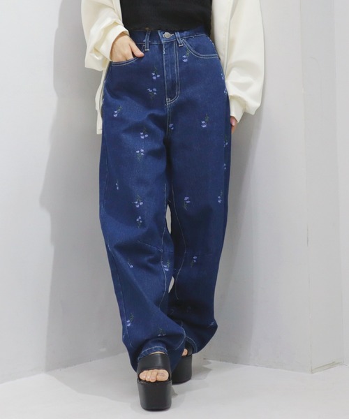 CECIL McBEE(セシルマクビー)の「9.5ozデニム総刺繍カーブパンツ(デニムパンツ・レディース・サックスブルー/ネイビー・LARGE/MEDIUM)」の2枚目の写真