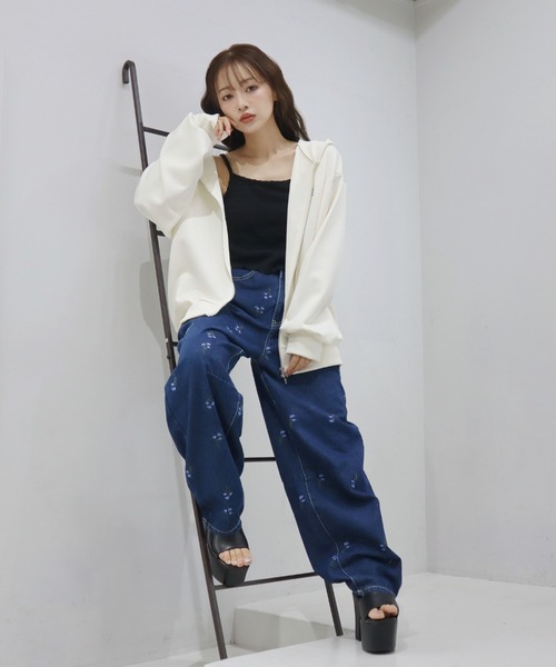 CECIL McBEE(セシルマクビー)の「9.5ozデニム総刺繍カーブパンツ(デニムパンツ・レディース・サックスブルー/ネイビー・LARGE/MEDIUM)」の8枚目の写真