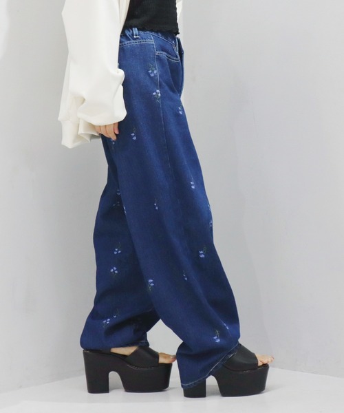 CECIL McBEE(セシルマクビー)の「9.5ozデニム総刺繍カーブパンツ(デニムパンツ・レディース・サックスブルー/ネイビー・LARGE/MEDIUM)」の11枚目の写真