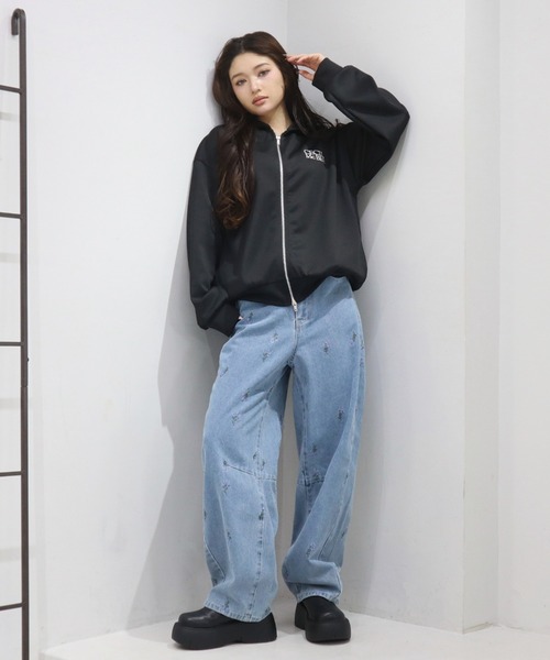 CECIL McBEE(セシルマクビー)の「9.5ozデニム総刺繍カーブパンツ(デニムパンツ・レディース・サックスブルー/ネイビー・LARGE/MEDIUM)」の3枚目の写真