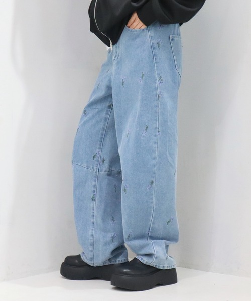 CECIL McBEE(セシルマクビー)の「9.5ozデニム総刺繍カーブパンツ(デニムパンツ・レディース・サックスブルー/ネイビー・LARGE/MEDIUM)」の4枚目の写真