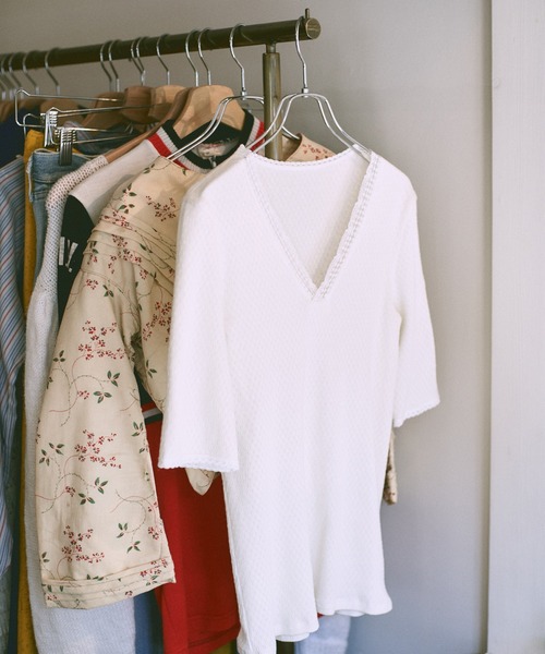 SALON adam et rope'（サロン アダム エ ロペ）の「【Angie La La for SALON】GENTLE intimate レースVネックプルオーバー（Tシャツ/カットソー・レディース・チャコールグレー/ホワイト・FREE）」の2枚目の写真