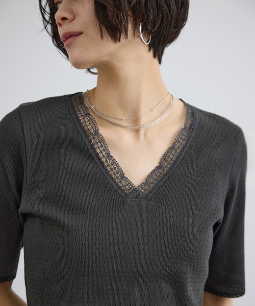 SALON adam et rope'（サロン アダム エ ロペ）の「【Angie La La for SALON】GENTLE intimate レースVネックプルオーバー（Tシャツ/カットソー・レディース・チャコールグレー/ホワイト・FREE）」の3枚目の写真