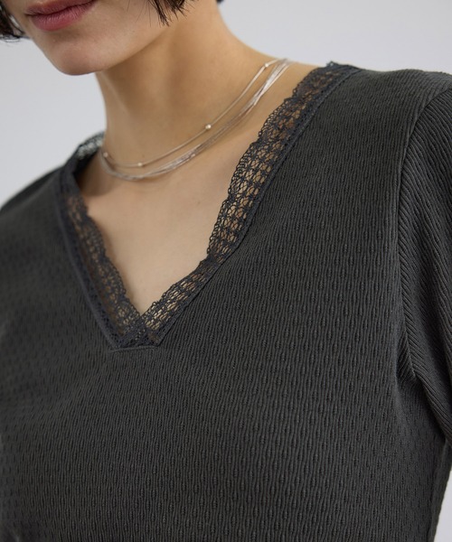 SALON adam et rope'（サロン アダム エ ロペ）の「【Angie La La for SALON】GENTLE intimate レースVネックプルオーバー（Tシャツ/カットソー・レディース・チャコールグレー/ホワイト・FREE）」の8枚目の写真