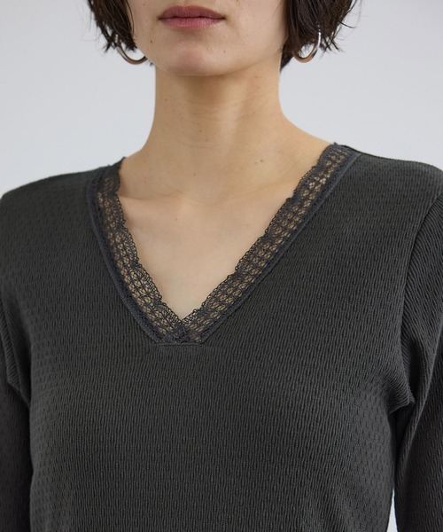 SALON adam et rope'（サロン アダム エ ロペ）の「【Angie La La for SALON】GENTLE intimate レースVネックプルオーバー（Tシャツ/カットソー・レディース・チャコールグレー/ホワイト・FREE）」の18枚目の写真