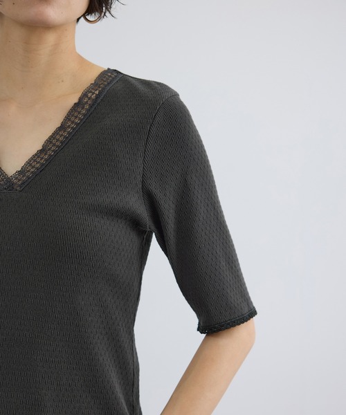 SALON adam et rope'（サロン アダム エ ロペ）の「【Angie La La for SALON】GENTLE intimate レースVネックプルオーバー（Tシャツ/カットソー・レディース・チャコールグレー/ホワイト・FREE）」の19枚目の写真