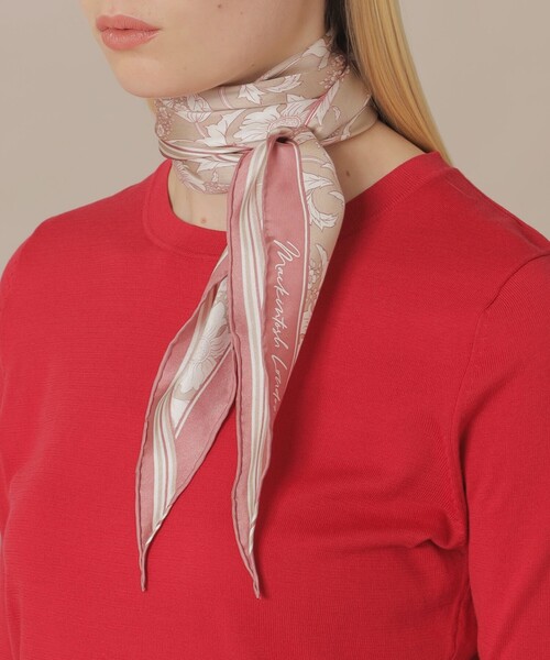 MACKINTOSH LONDON（マッキントッシュ ロンドン）の「【婦人画報4月号掲載】【BIBURY FLOWER】バイブリーフラワーミニダイヤモンドシェイプスカーフ（バンダナ/スカーフ・レディース・ベージュ/グリーン/ブルー系その他2・FREE）」の2枚目の写真