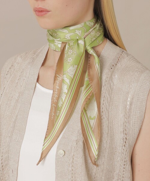 MACKINTOSH LONDON（マッキントッシュ ロンドン）の「【婦人画報4月号掲載】【BIBURY FLOWER】バイブリーフラワーミニダイヤモンドシェイプスカーフ（バンダナ/スカーフ・レディース・ベージュ/グリーン/ブルー系その他2・FREE）」の3枚目の写真